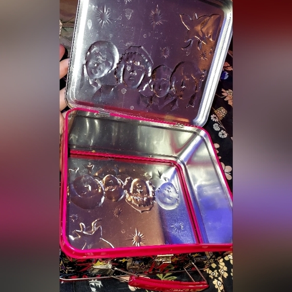 NETFLIX Loungefly Stranger Things Hot Pink Debossed Metal Lunchbox - Picture 7 of 7